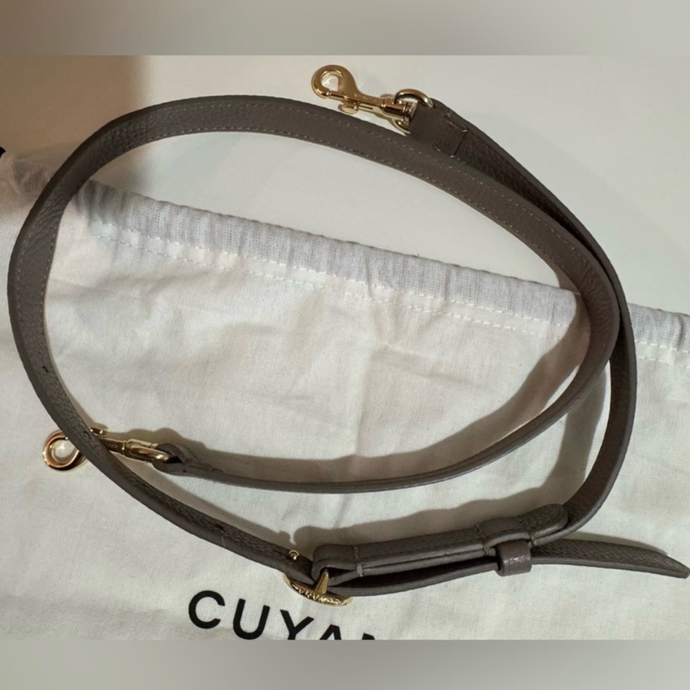 Cuyana 13” System Tote with laptop sleeve and adjustable strap - Picture 5 of 14